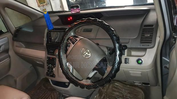 Toyota Noah 2.0 143hp AWD (7 Seater) 2012 Silver