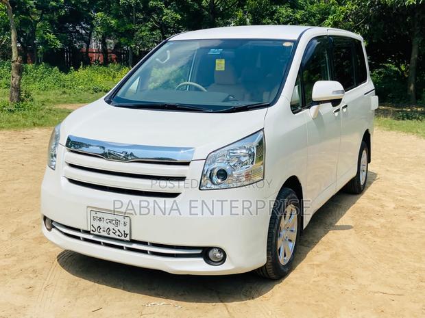 Toyota Noah 2009 Pearl