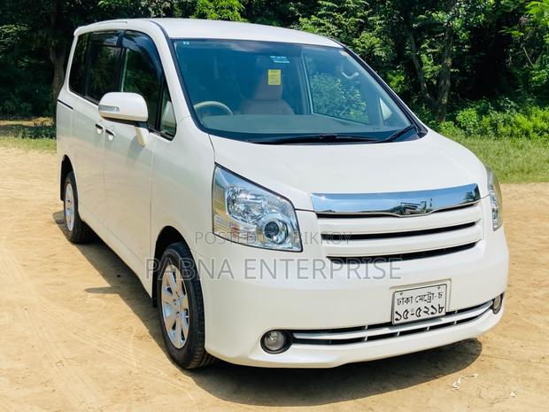 Toyota Noah 2009 Pearl
