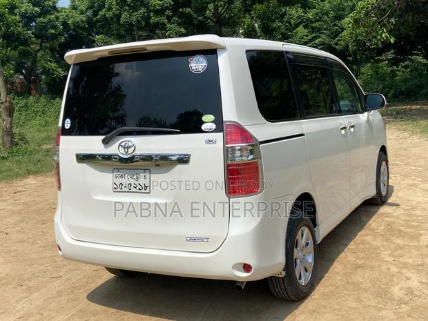 Toyota Noah 2009 Pearl