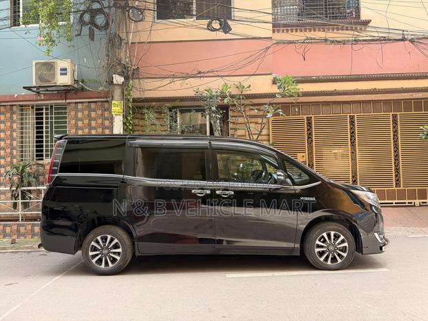 Toyota Esquire 1.8 FWD Hybrid (7 seater) 2018 Black