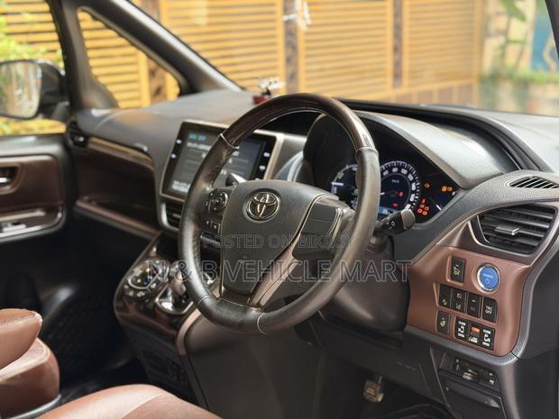 Toyota Esquire 1.8 FWD Hybrid (7 seater) 2018 Black