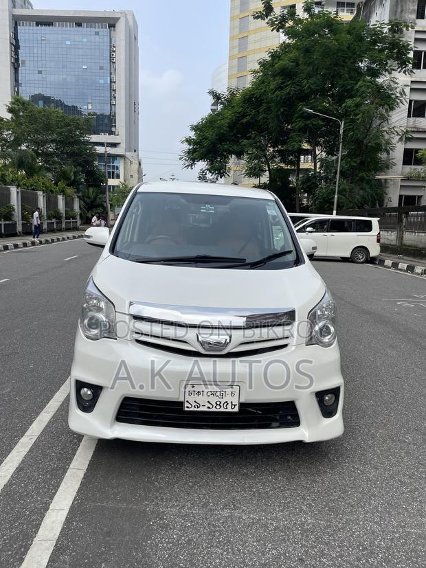 Toyota Noah 2.0 158hp AWD (7 Seater) 2013 White