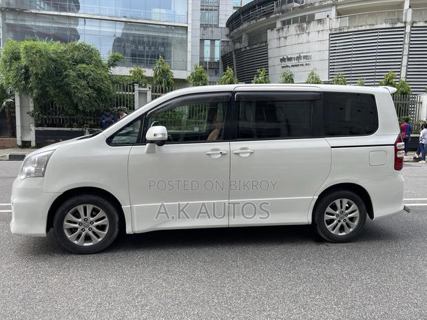 Toyota Noah 2.0 158hp AWD (7 Seater) 2013 White