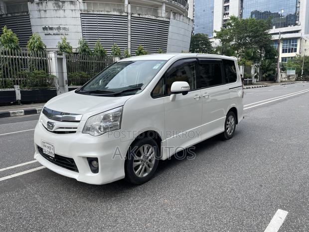 Toyota Noah 2.0 158hp AWD (7 Seater) 2013 White