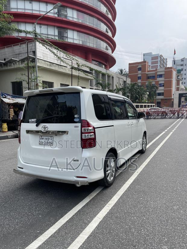Toyota Noah 2.0 158hp AWD (7 Seater) 2013 White