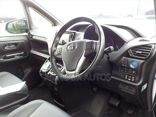 Toyota Esquire 1.8 FWD Hybrid (7 seater) 2021 Pearl