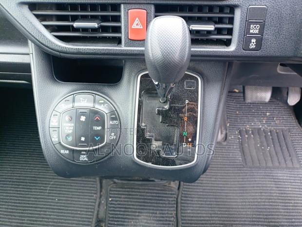 Toyota Noah 2021 Pearl