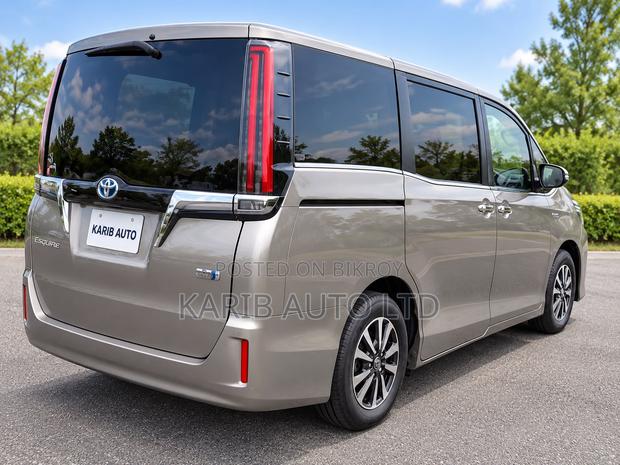 Toyota Esquire 1.8 FWD Hybrid (7 seater) 2021 Brown