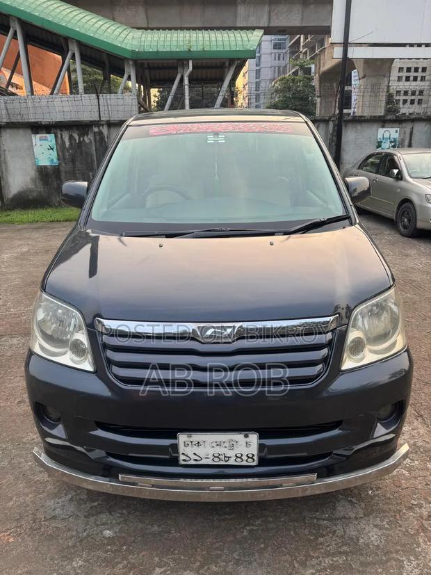 Toyota Noah 2.0 AWD (8 Seater) 2004 Black