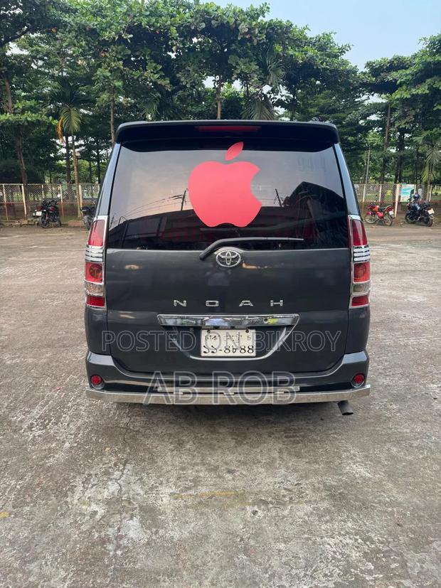 Toyota Noah 2.0 AWD (8 Seater) 2004 Black