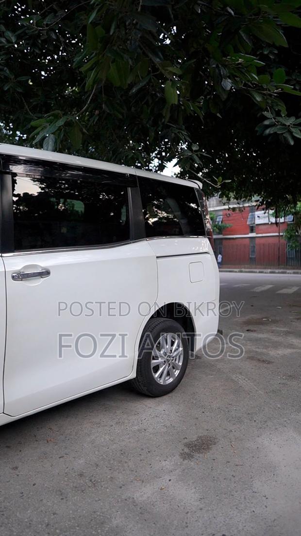 Toyota Esquire 1.8 FWD Hybrid (7 seater) 2019 Pearl