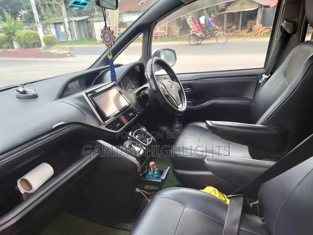 Toyota Esquire 1.8 FWD Hybrid (7 seater) 2015 Blue