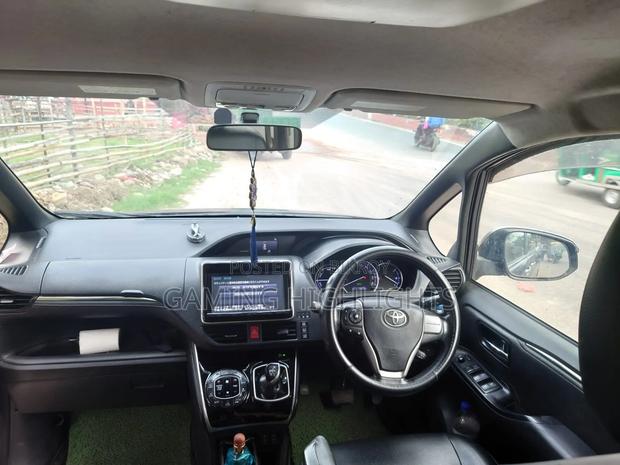 Toyota Esquire 1.8 FWD Hybrid (7 seater) 2015 Blue