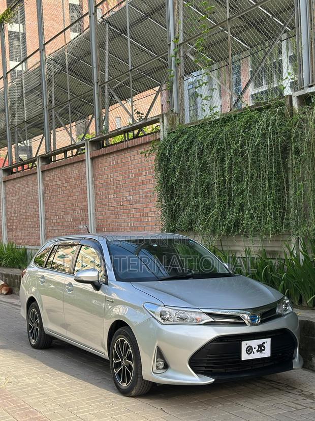 Toyota Corolla Fielder 2018 Silver