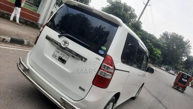 Toyota Noah 2012 Pearl