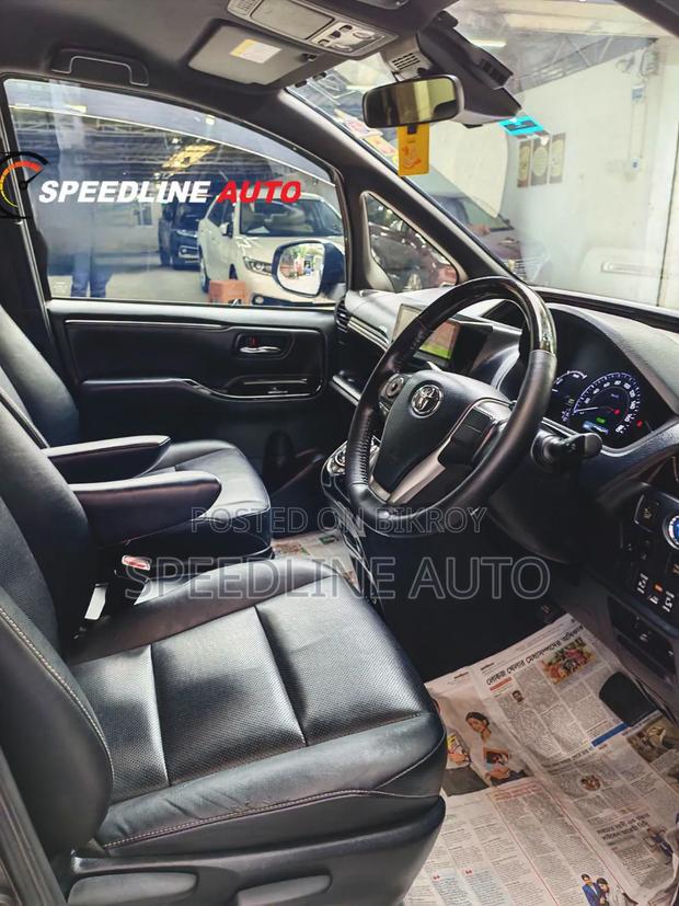 Toyota Esquire 2018 Maroon