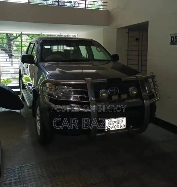 Toyota Hilux 2.5 D-4D 4X4 SRX 2010 Gray