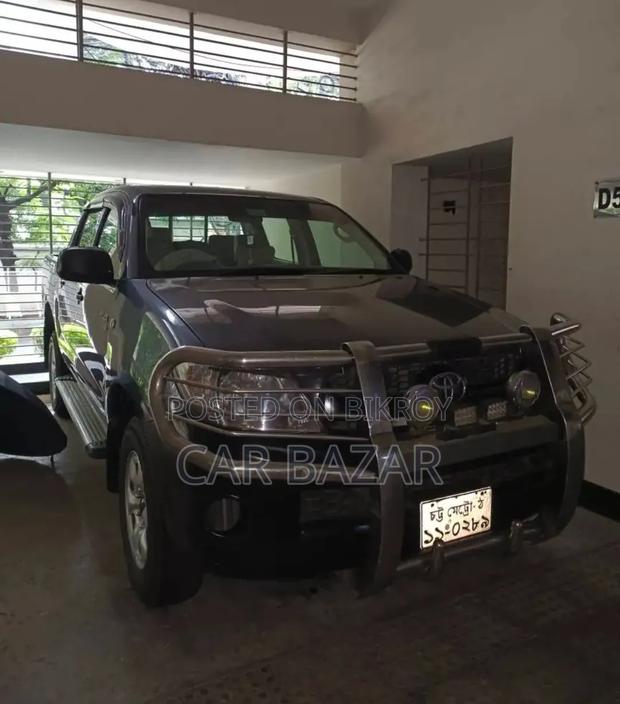 Toyota Hilux 2.5 D-4D 4X4 SRX 2010 Gray