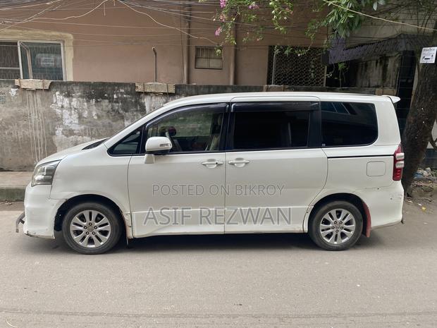 Toyota Noah 2010 Pearl