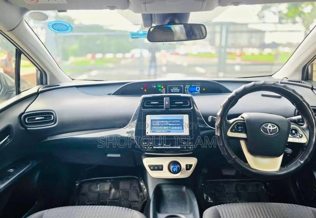 Toyota Prius Four 4dr Hatchback (1.8L 4cyl gas/electric hybrid CVT)