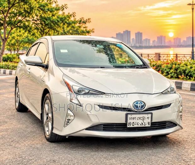 Toyota Prius Four 4dr Hatchback (1.8L 4cyl gas/electric hybrid CVT)