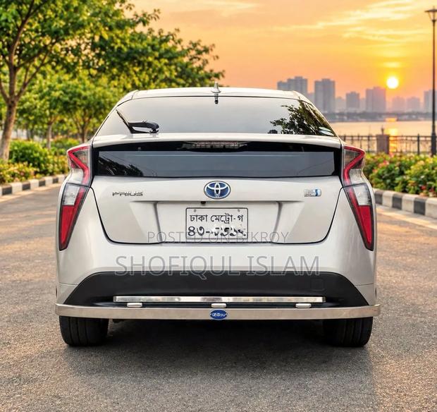 Toyota Prius Four 4dr Hatchback (1.8L 4cyl gas/electric hybrid CVT)