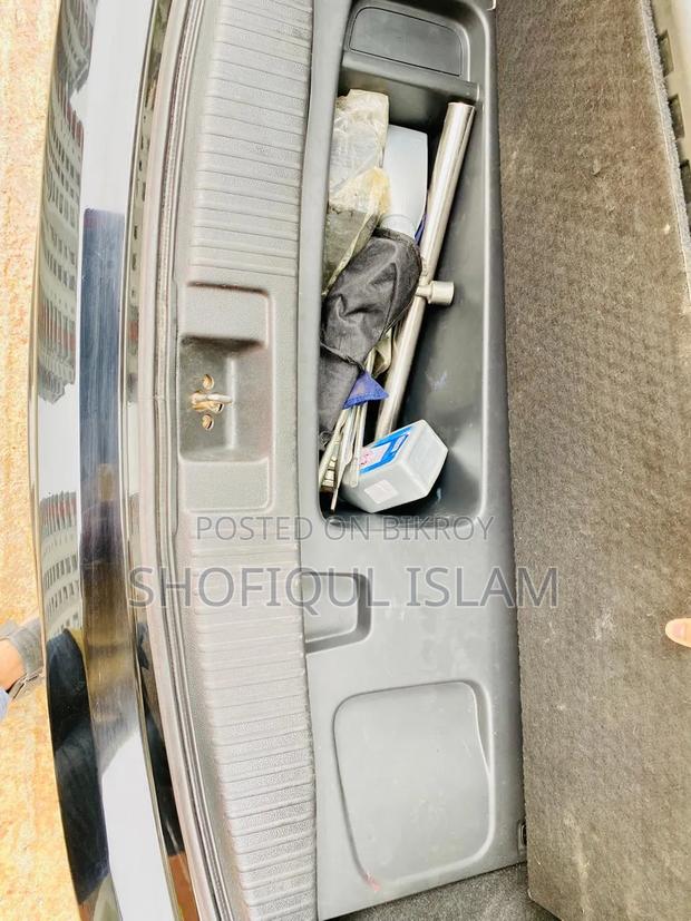 Toyota Prius Four 4dr Hatchback (1.8L 4cyl gas/electric hybrid CVT)