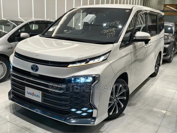 Toyota Voxy 2022 Pearl