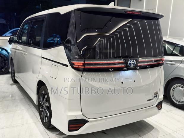 Toyota Voxy 2022 Pearl