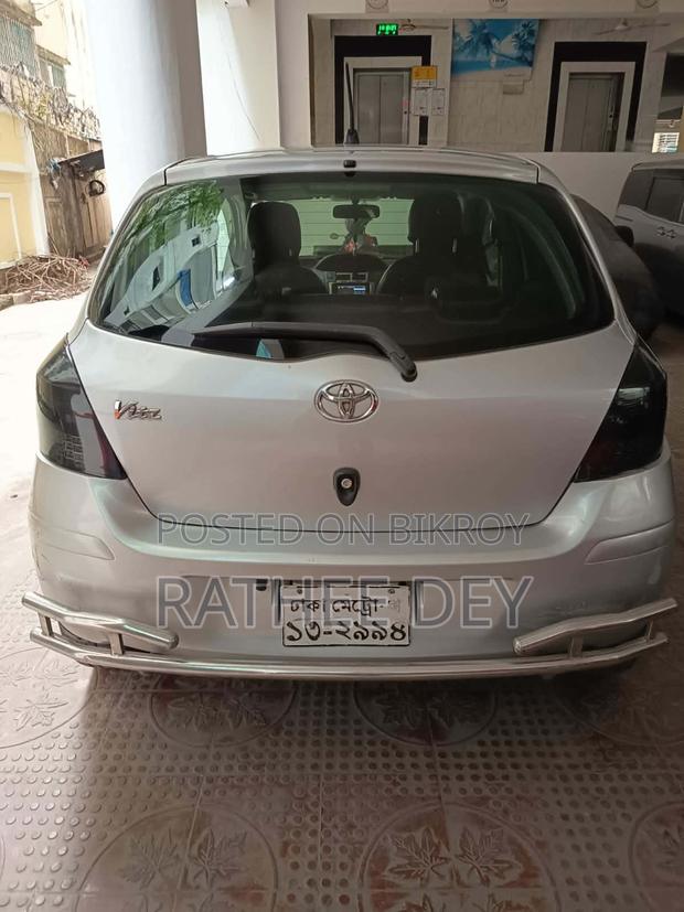 Toyota Vitz 2010 Silver
