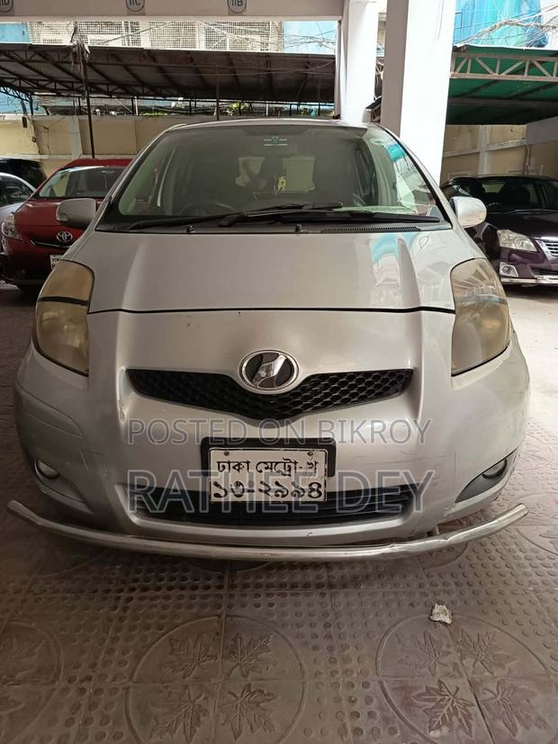 Toyota Vitz 2010 Silver