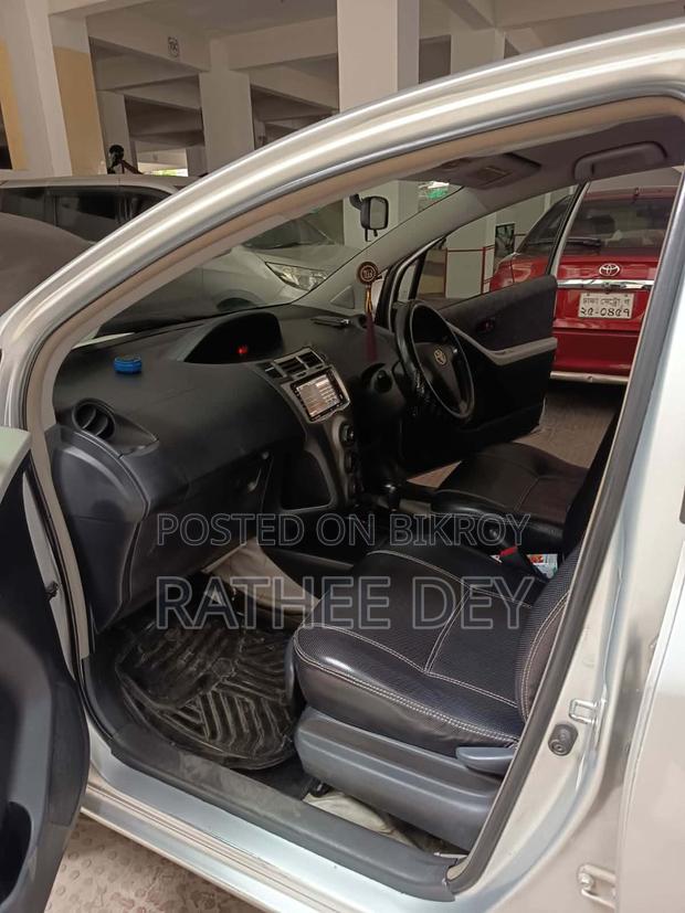 Toyota Vitz 2010 Silver