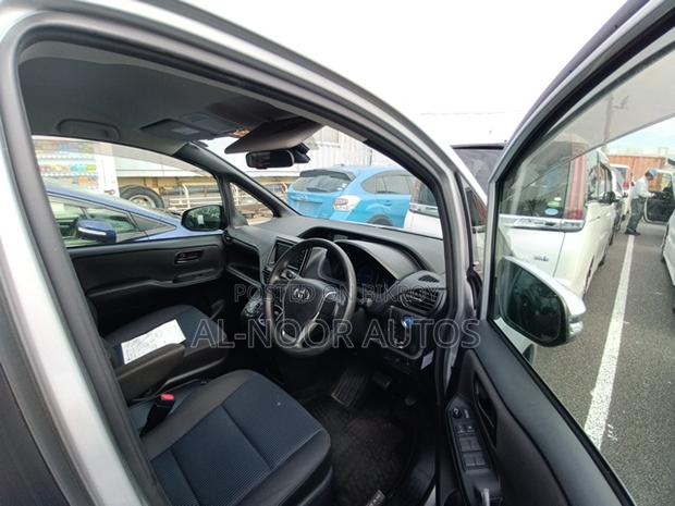 Toyota Noah 1.8 FWD Hybrid (7 seater) 2021 Silver
