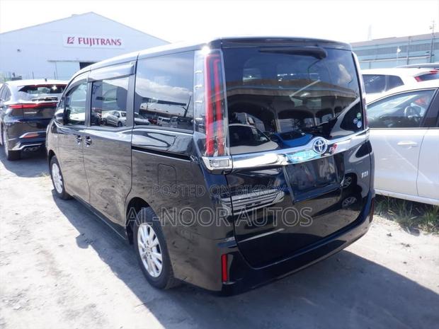 Toyota Noah 1.8 FWD Hybrid (7 seater) 2021 Black