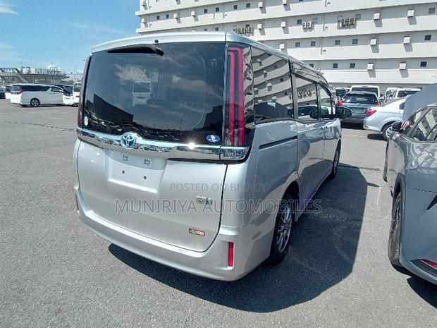 Toyota Noah 1.8 FWD Hybrid (7 seater) 2021 Silver