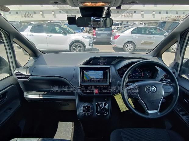 Toyota Noah 1.8 FWD Hybrid (7 seater) 2021 Silver