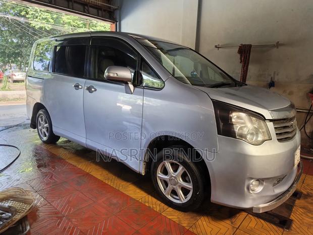 Toyota Noah 2011 Silver