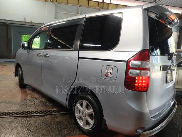 Toyota Noah 2011 Silver