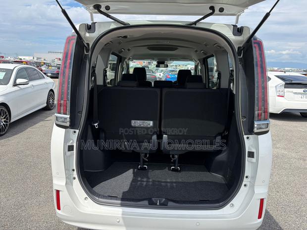 Toyota Noah 2.0 AWD (8 Seater) 2021 Pearl
