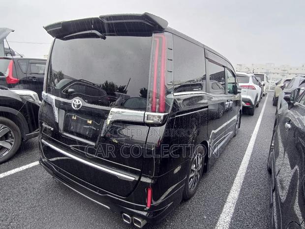 Toyota Esquire 2.0 FWD (8 seater) 2021 Black
