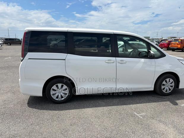 Toyota Noah 2.0 FWD (8 Seater) 2021 Pearl