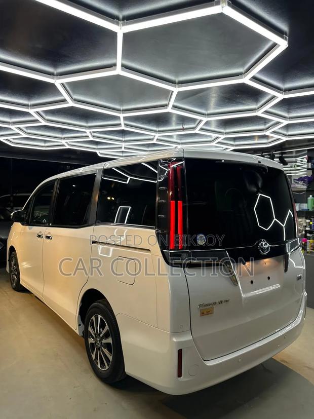 Toyota Esquire 1.8 FWD Hybrid (7 seater) 2021 Pearl