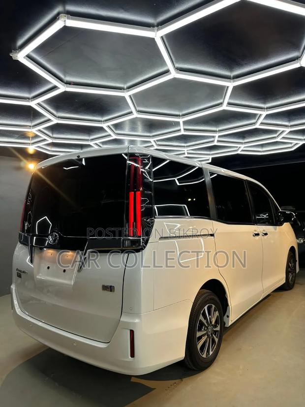 Toyota Esquire 1.8 FWD Hybrid (7 seater) 2021 Pearl