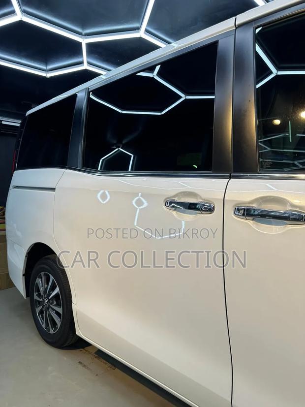 Toyota Esquire 1.8 FWD Hybrid (7 seater) 2021 Pearl