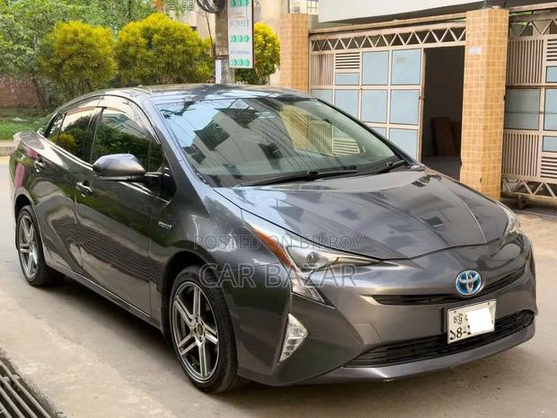 Toyota Prius 4dr Hatchback (1.8L 4cyl gas/electric hybrid CVT) 2016