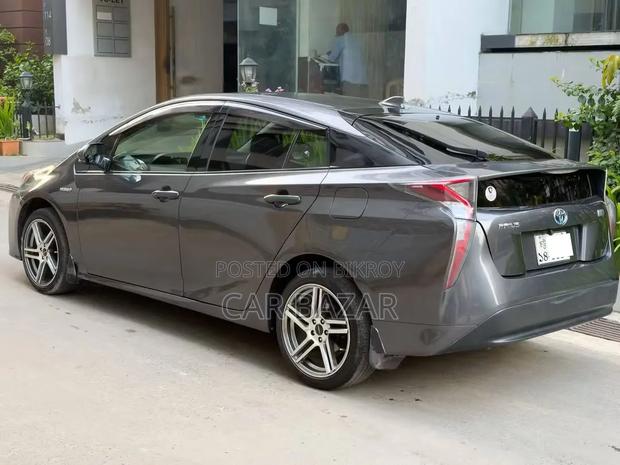 Toyota Prius 4dr Hatchback (1.8L 4cyl gas/electric hybrid CVT) 2016