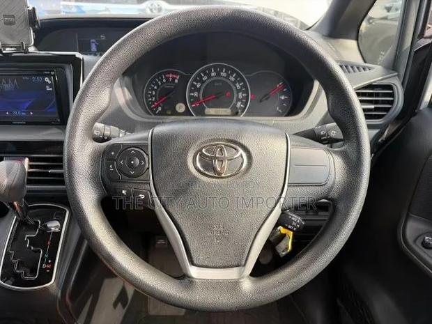 Toyota Noah 2021 Silver