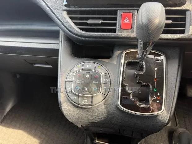 Toyota Noah 2021 Silver