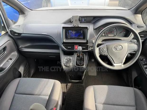 Toyota Noah 2021 Silver